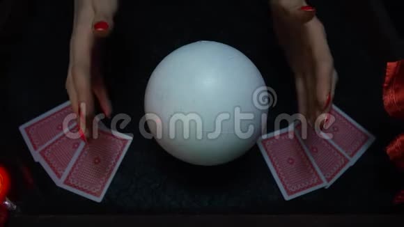 用水晶球和一些卡片把女人的手合起来视频的预览图