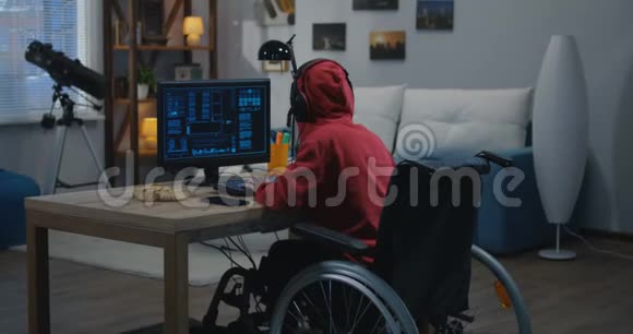 残疾男孩在电脑上黑客攻击视频的预览图