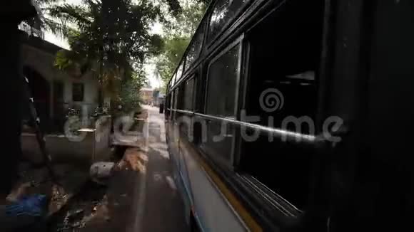 从印度一辆城际巴士的窗户上看到的果阿州视频的预览图