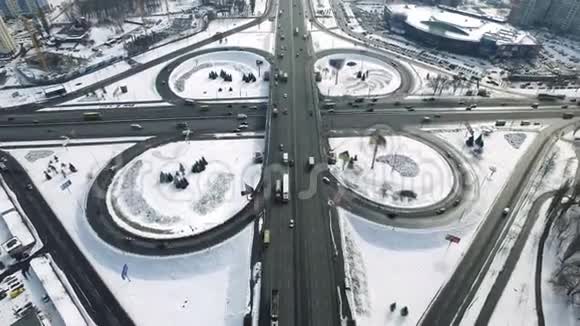 汽车驾驶在天桥公路冬季城市城市空中立交桥视频的预览图