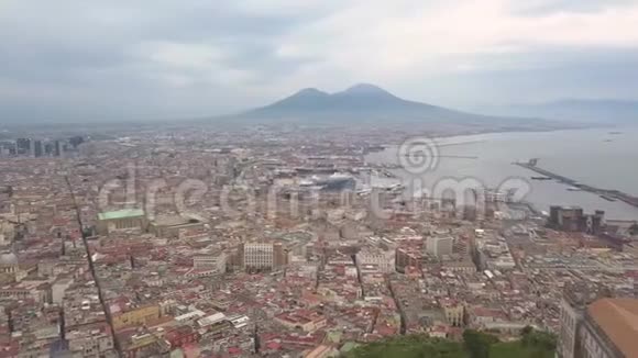 从飞机上看到那不勒斯在无人机上拍摄的视频城市全景一架无人驾驶飞机飞越那不勒斯视频的预览图