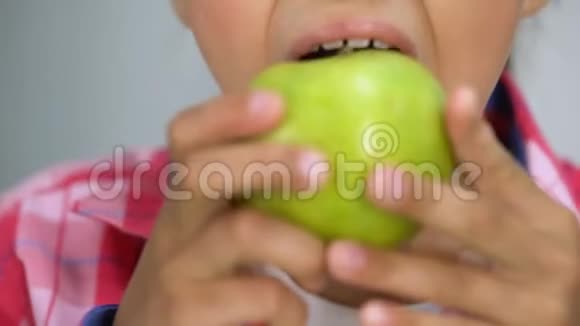 女孩吃绿苹果微笑着用洁白健康的牙齿牙齿护理理念视频的预览图