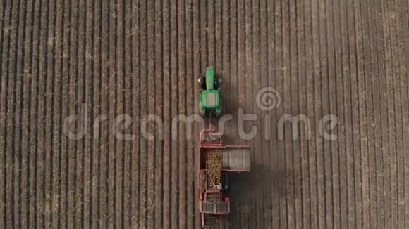 农业机械收获土豆种植马铃薯的农田从空中射击视频的预览图