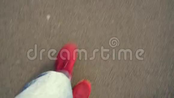 男子穿着红色运动鞋柏油路上行走的俯视图视频的预览图
