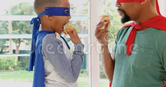 父子俩一边吃松饼一边假装超级英雄4k视频的预览图