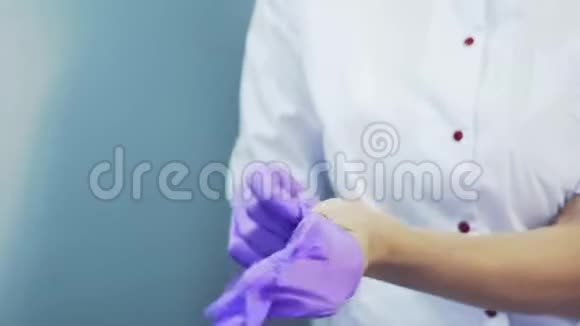 医生美容医生穿着医用外套在美容院戴上手套保健和医疗视频的预览图