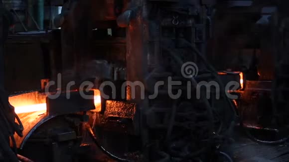 令人印象深刻的金属生产巨大的黑色机器在商店里移动在热钢上视频的预览图