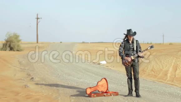 在沙漠路上的吉他手视频的预览图