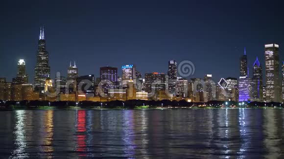 芝加哥的城市灯光在夜晚的天际线视频的预览图