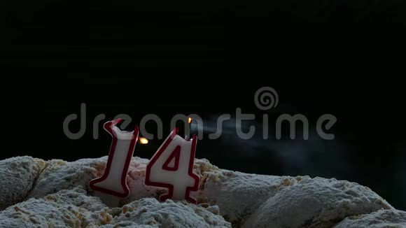 第十四个生日蛋糕和蜡烛视频的预览图