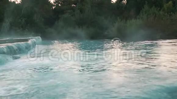 意大利土星洗澡用热水视频的预览图