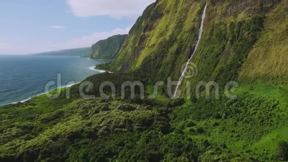 夏威夷考艾北岸美丽瀑布的空中观景视频的预览图