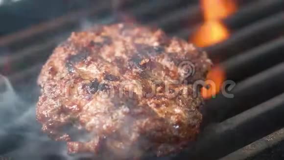 汉堡肉汁火焰和烟雾4K视频的预览图