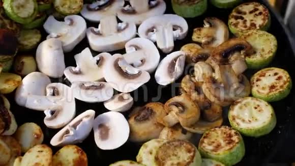 在平底锅里煮蔬菜和蘑菇视频的预览图