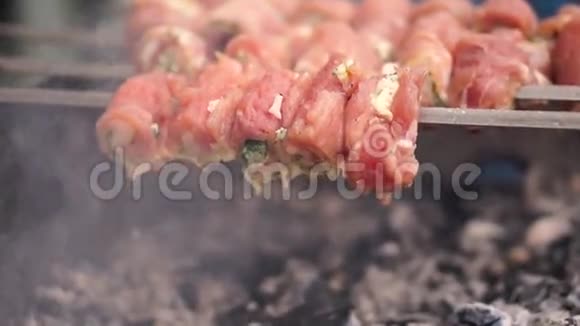 猪肉肉在木桩上煮熟视频的预览图