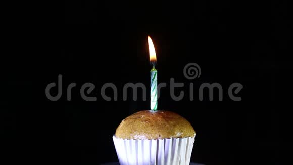 带蜡烛灯生日的纸杯蛋糕视频的预览图