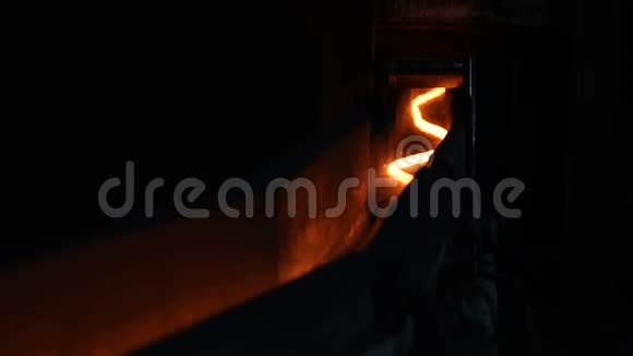 一根细细的热钢线像一条蛇爬过隧道金属生产视频的预览图