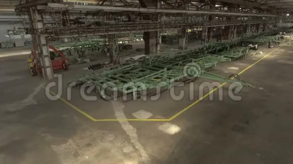 从上面看工程工厂生产的大量农业设备视频的预览图