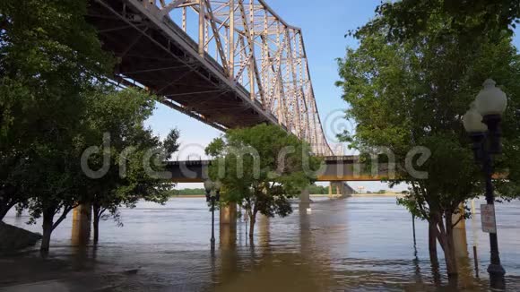 圣路易斯的洪水密西西比的涨潮圣路易斯美国2019年6月19日视频的预览图