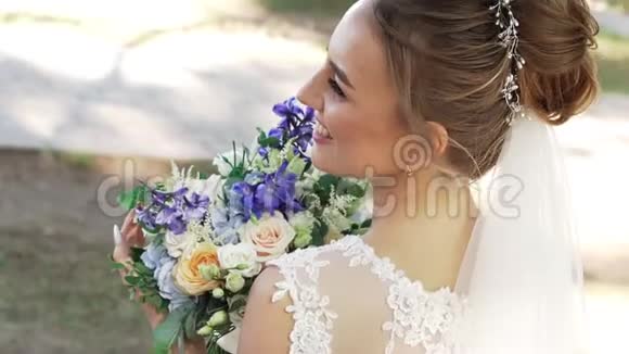 美丽积极的女人新娘穿白色礼服视频的预览图