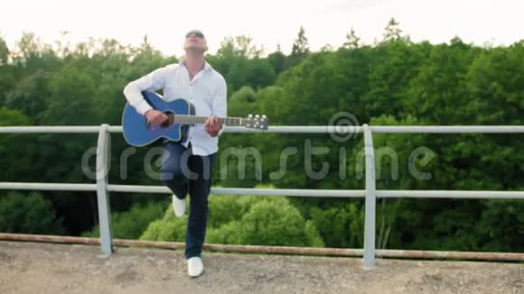 一个人站在一座废弃的桥上唱歌弹吉他全垒打视频的预览图