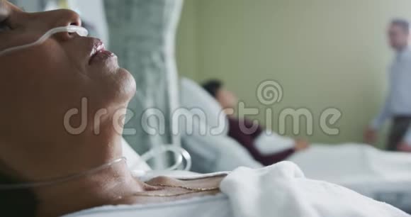 躺在病床上的中年妇女4k视频的预览图