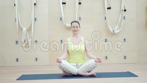 做瑜伽的漂亮年轻女人视频的预览图