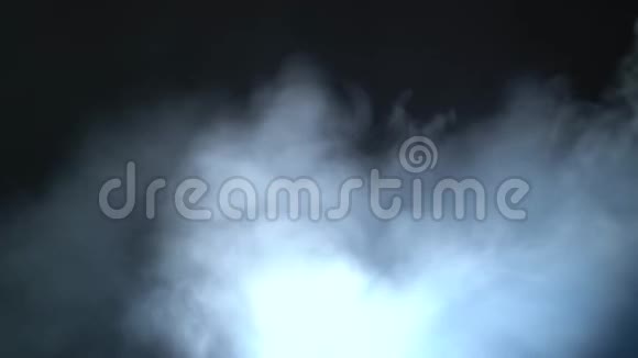 黑色背景下的真实动作烟雾视频的预览图