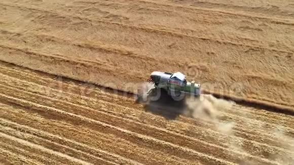 空中观景联合收割机收割小麦视频的预览图