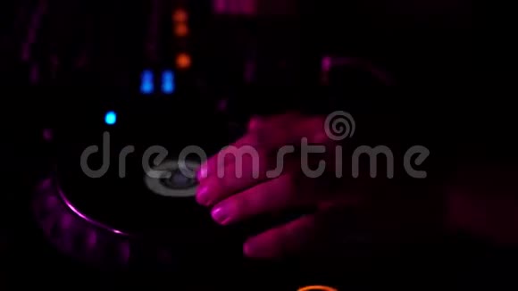 DJ在一个派对上工作迪斯科视频的预览图