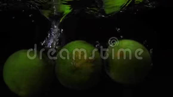 三条绿线被扔进一个容器里慢动作水果视频食物录像视频的预览图