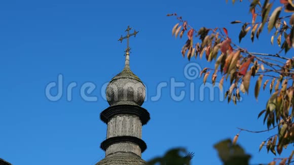古老的木制基督教教堂的东正教仪式穿过屋顶视频的预览图