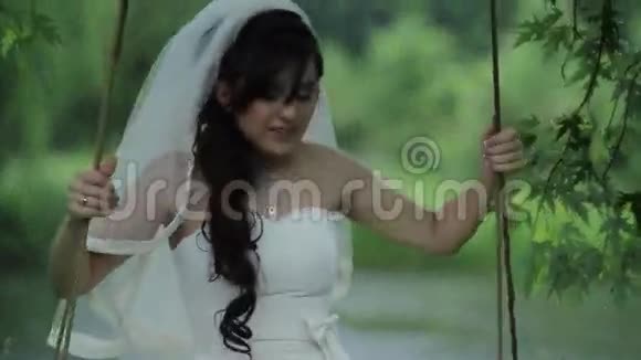 新娘在秋千上视频的预览图