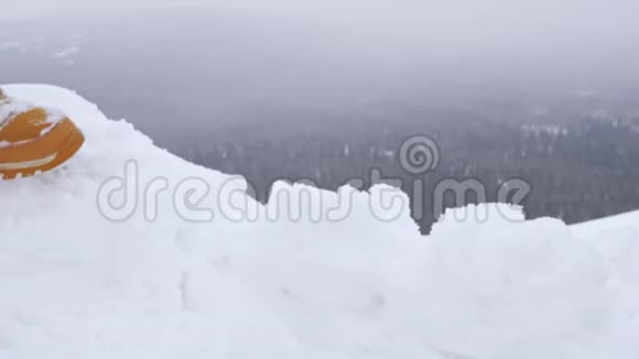 一名男子游客沿着危险的悬崖登上雪山视频的预览图