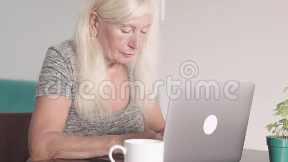 离退休老奶奶在家客厅用笔记本电脑特写镜头年老的商人视频的预览图