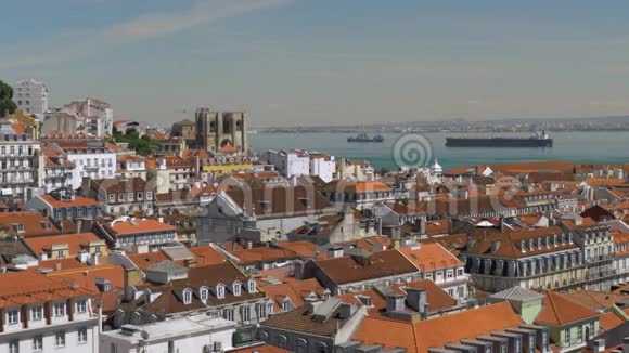 葡萄牙里斯本建筑和河流的城市景观视频的预览图