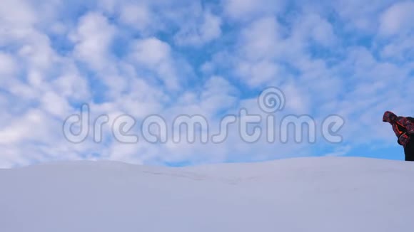 登山者沿着雪岭结伴而行冬天的旅人队去山顶好吧视频的预览图