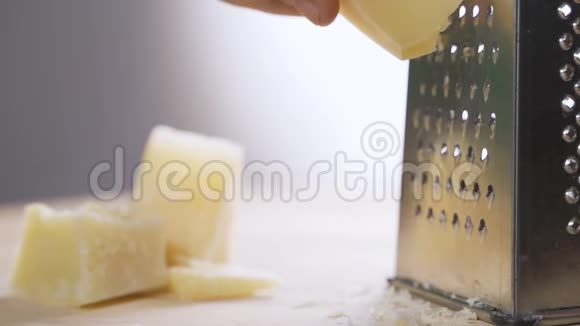 奶酪刨床全套特写加切达奶酪视频的预览图