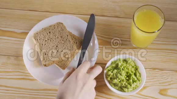 早餐吐司甘可莫和新鲜橙汁健康有机素食概念视频的预览图