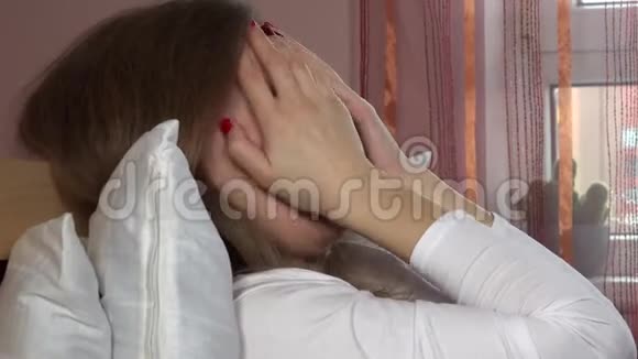 穿着衣服的孕妇在床上哭泣女人的问题伤心沮丧的女人视频的预览图