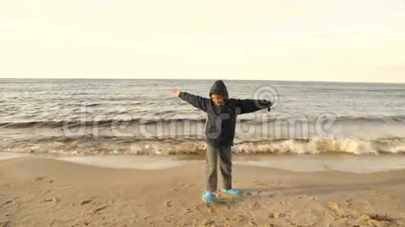 沙滩上的快乐男孩视频的预览图