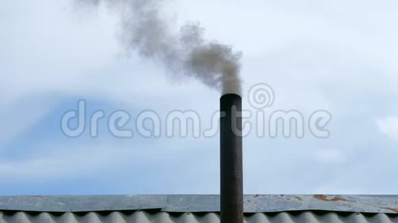 烟雾在天空背景下从烟道中涌出木柴加热视频的预览图