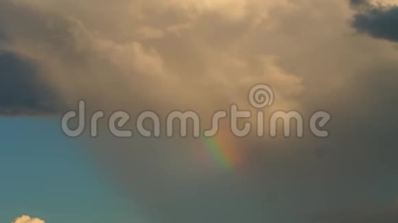 美丽的白云和彩虹延伸到远方视频的预览图