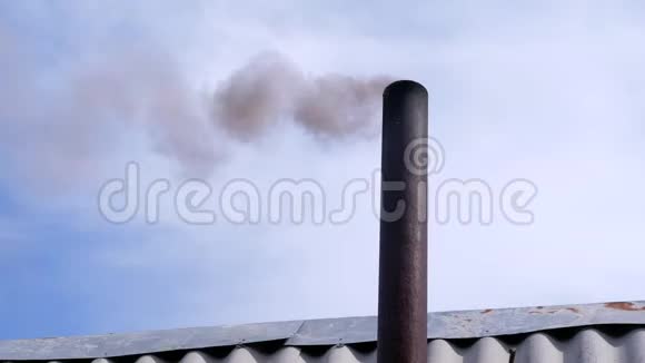 烟雾在天空背景下从烟道中涌出木柴加热视频的预览图