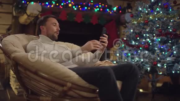 成年人在圣诞夜用笔记本电脑视频聊天视频的预览图