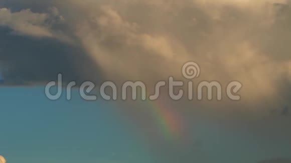 美丽的白云和彩虹延伸到远方视频的预览图