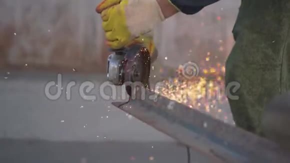 角磨机金属工作视频的预览图