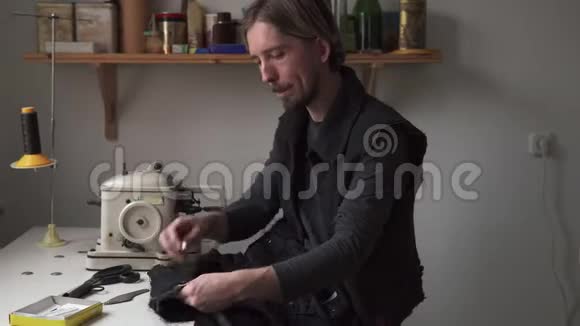 缝纫车间的帅哥裁缝视频的预览图
