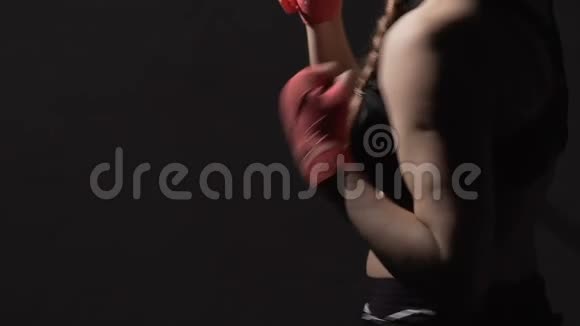 女子跆拳道训练在健身房影子格斗泰式武术视频的预览图