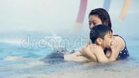 小亚洲男孩和妈妈一起学游泳视频的预览图